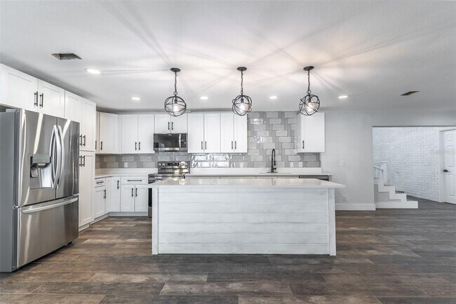 Building Photo - 16880 SE 63rd Ln