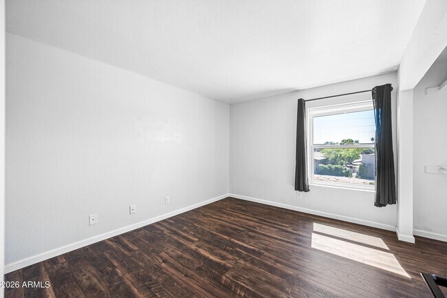 Building Photo - 5146 E Oak St