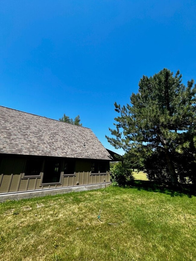 Building Photo - Executive Rental on Riverside Country Club...