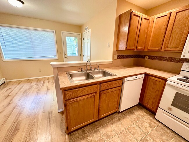 Building Photo - 2 Bedroom 1.5 Bath Townhome for Rent with ...