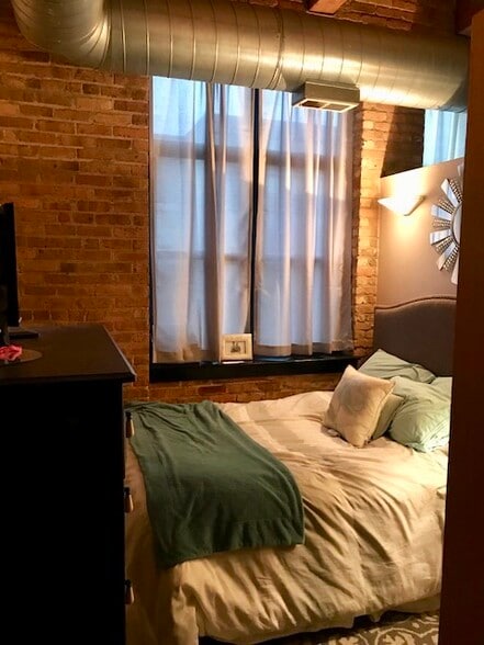 Building Photo - 1250 W Van Buren St