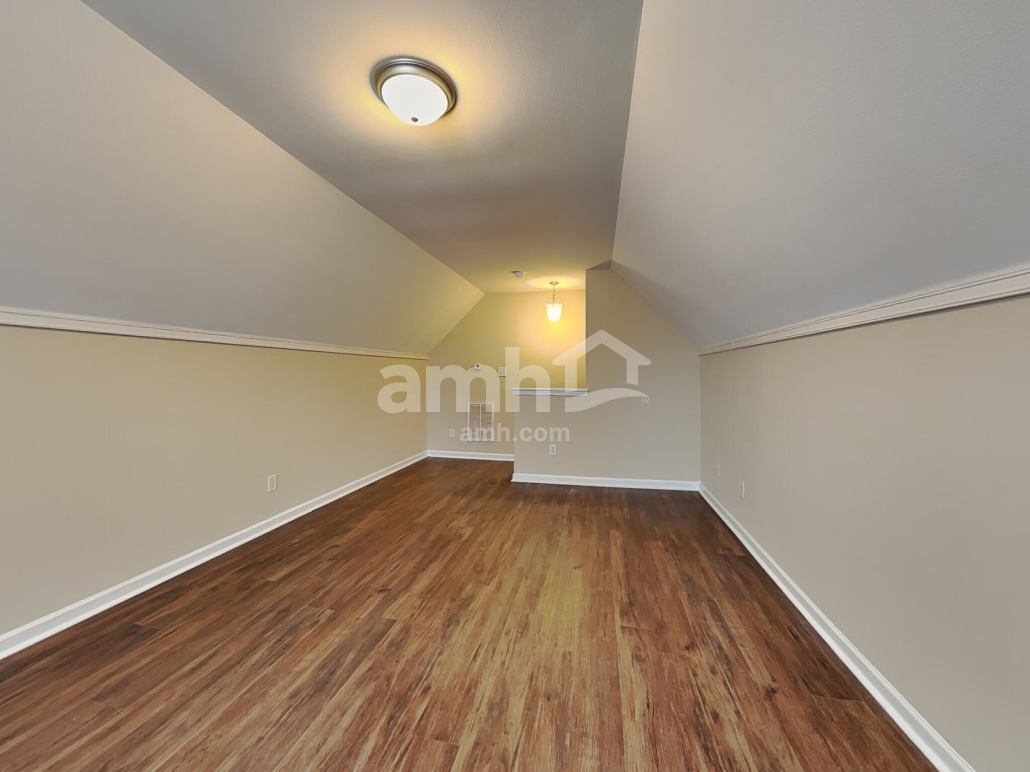 Building Photo - 714 W Parris Ave