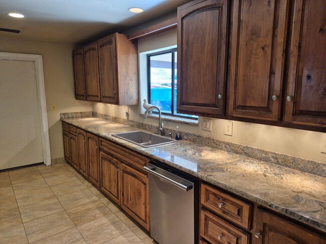 Building Photo - 6740 E Dixileta Dr