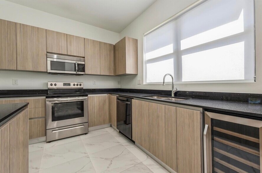 Building Photo - 6151 SW 36th Ct