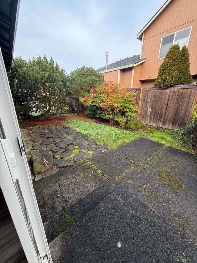 Building Photo - Spacious and Newly Updated 3 Bed/2.5 Bath in Desirable Salmon Creek area!