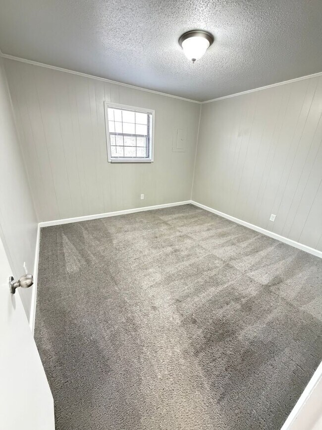 Building Photo - Oxford-2 Bedrooms