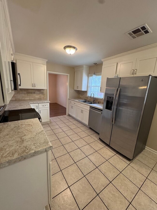 Building Photo - 572 Farmington Rd