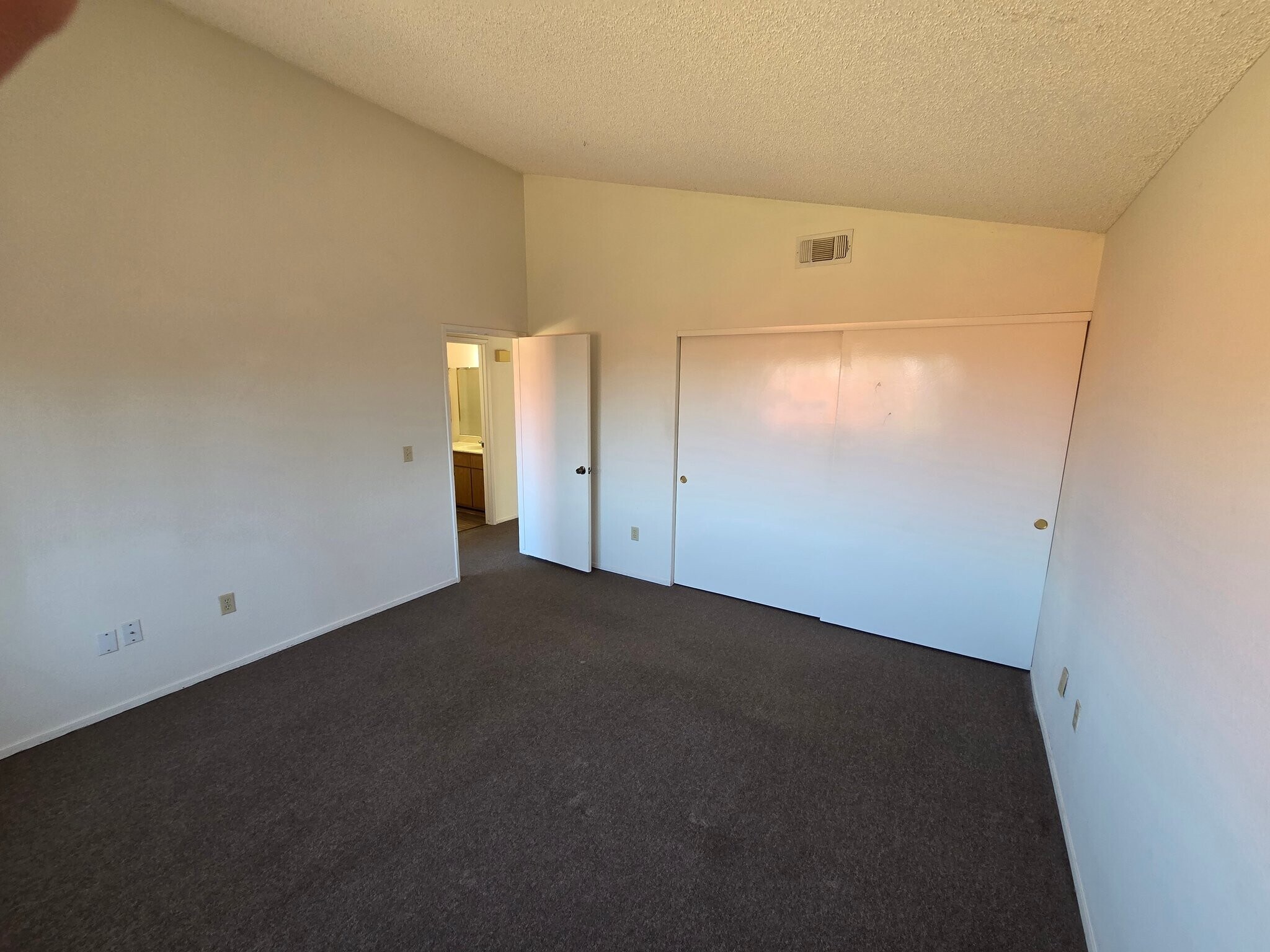Building Photo - 963 Skyline Dr