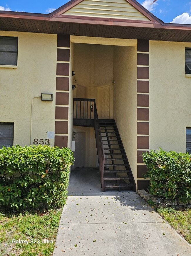 Building Photo - Great Location