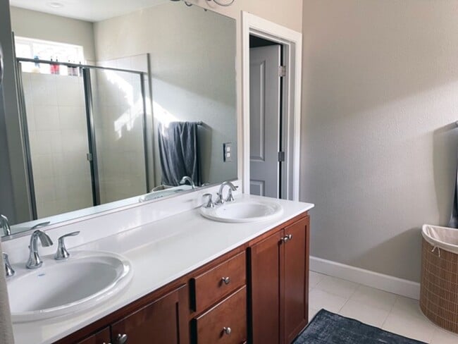 Building Photo - Modern 2 bed / 2 bath - Coming Soon! Available 3/15/2026!