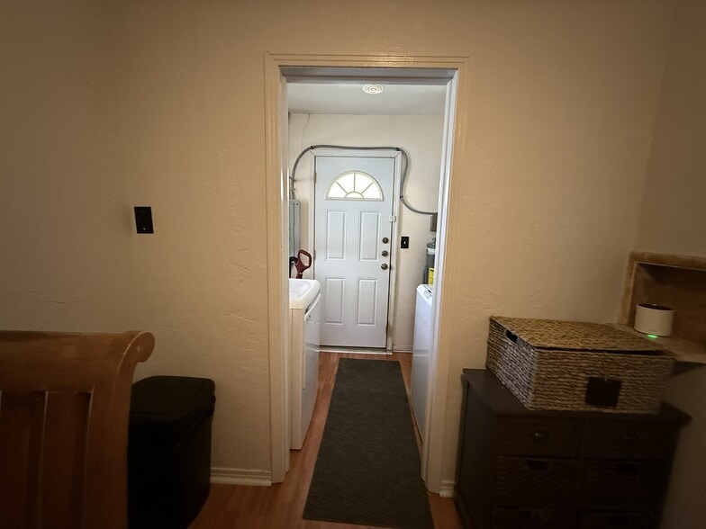 Backdoor w/ Wash/Dry - 4128 12th Ave N