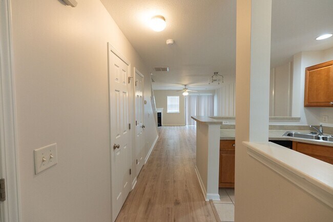 Building Photo - Beautifully Updated 2-Bedroom, 2.5-Bath Townhome in Greensboro