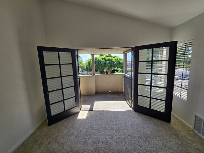 Building Photo - 2 Bed, 2.5 Bath Townhome in Pacific Beach