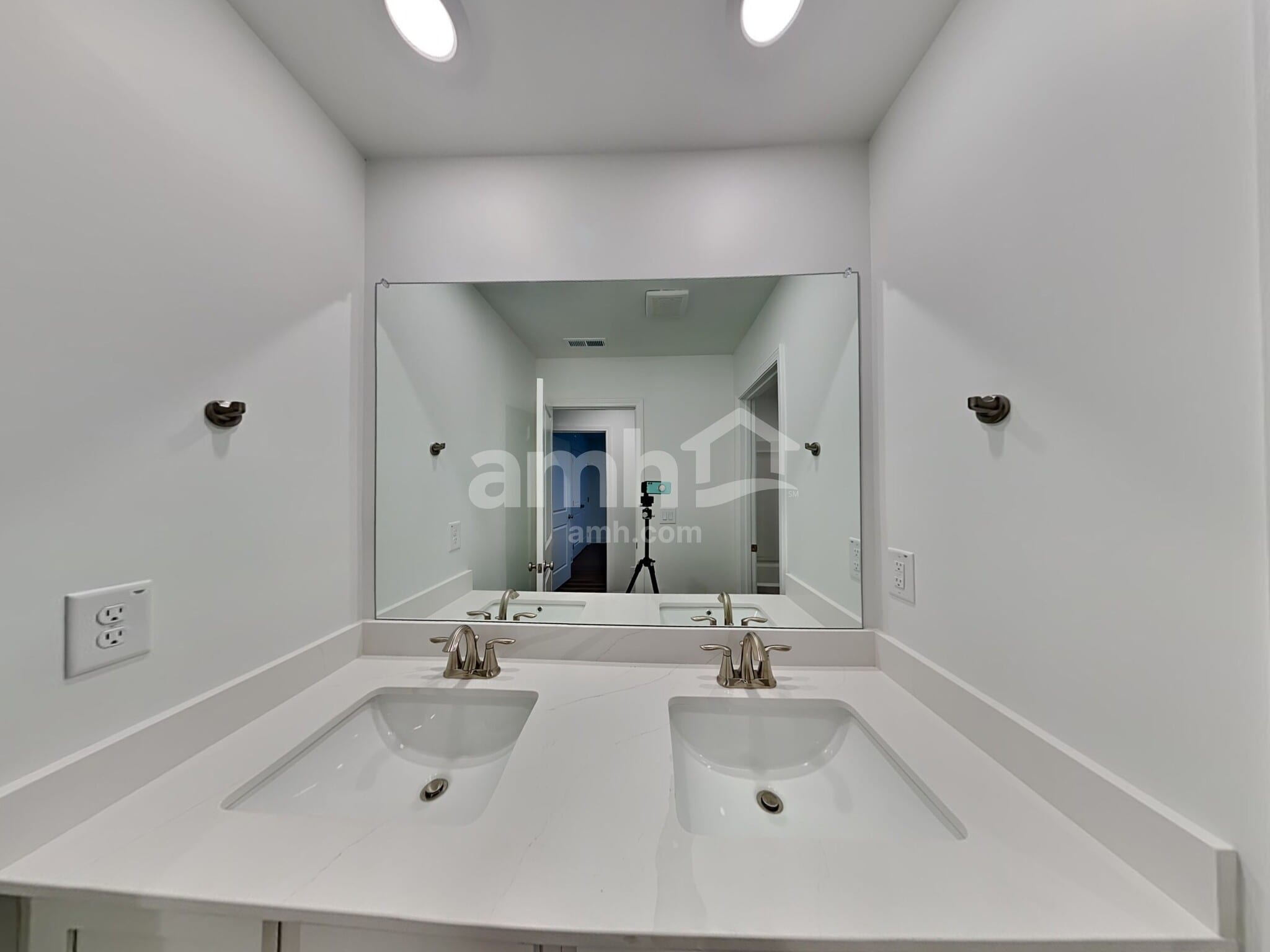 Building Photo - 1001 Highland Walk