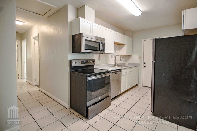 Building Photo - Great Duplex Just South of Downtown