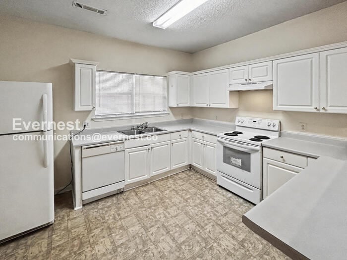 Building Photo - 6699 Sunset Hills Blvd