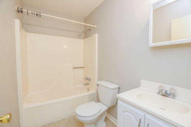 Building Photo - -- Available Now!  Spacious 3 Bed 2 Bath C...