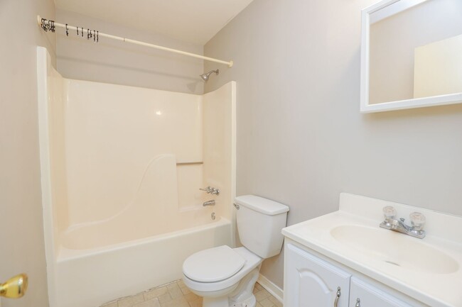 Building Photo - -- Available Now!  Spacious 4 Bed 2 Bath C...