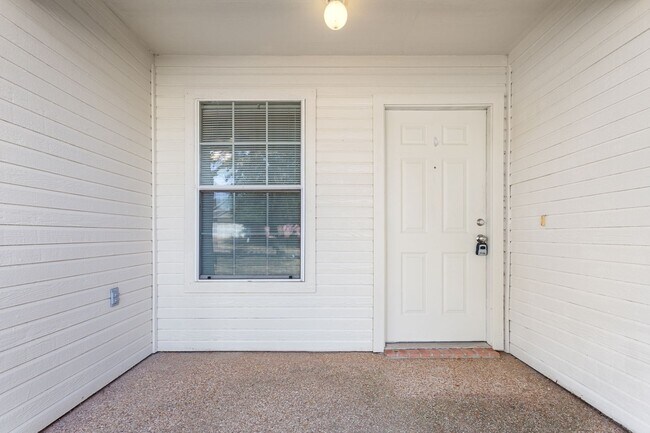 Building Photo - 10316 Hyacinth Ln