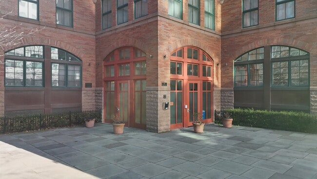 Building Photo - 61 Grand St