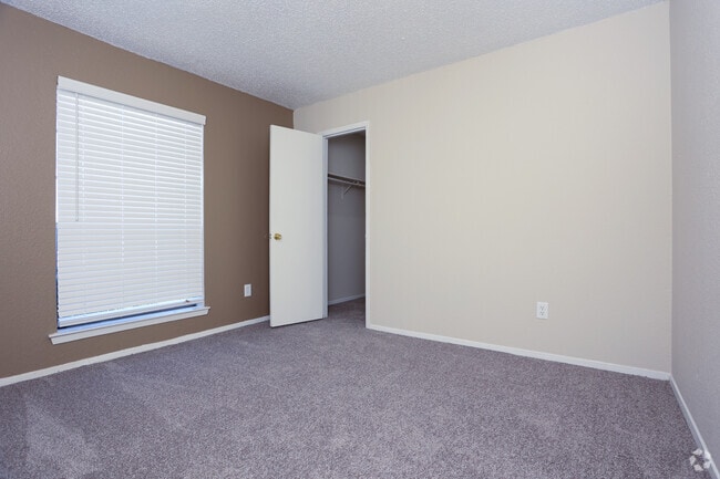 2BR, 1BA - 782SF - The Ridge Apartments