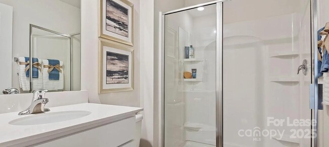 Building Photo - 2224 Lilium Dr