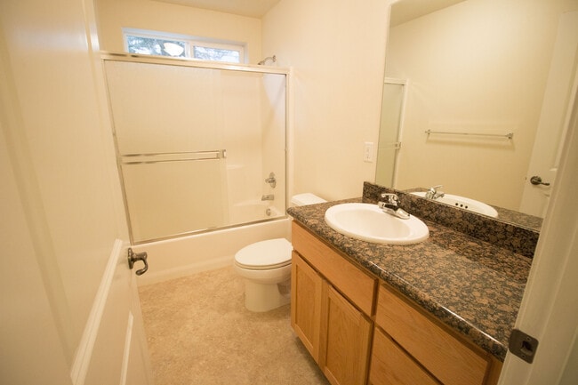 Building Photo - Fantastic Apartment in East Medford!