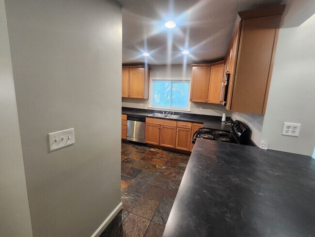 Building Photo - Updated 3 bedroom 1.5 home great for enter...