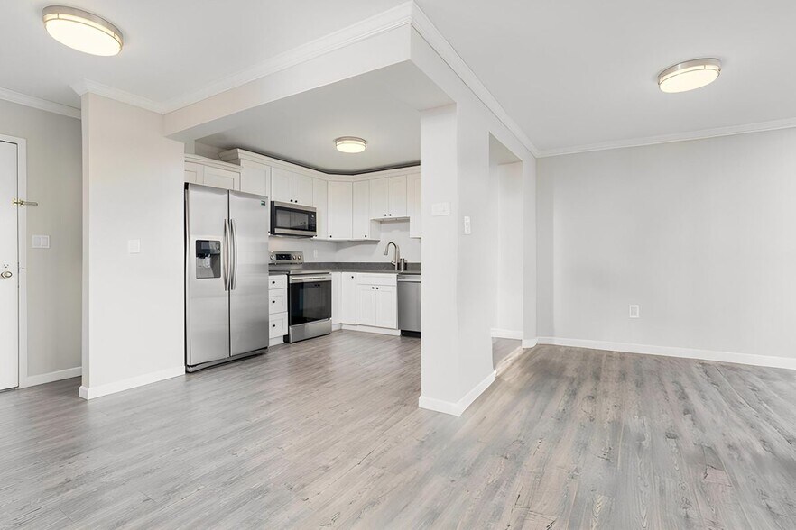 Building Photo - 8370 Greensboro Dr