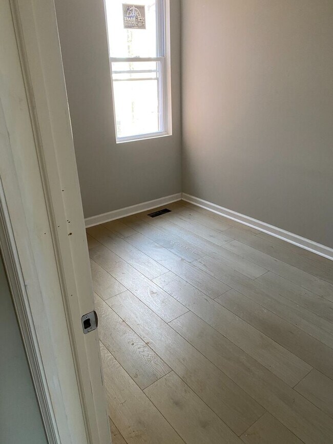 Building Photo - Large 3 bedroom in Germantown