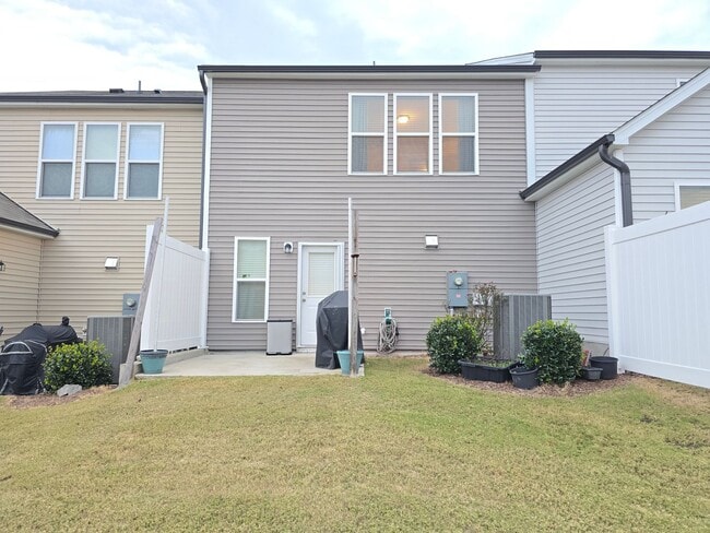 Building Photo - Spacious 3-Bed / 2.5-Bath Townhome near RTP! FREE TV & INTERNET! Reverse Osmosis Purification Sys...