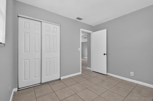 Building Photo - 1037 W 28th St