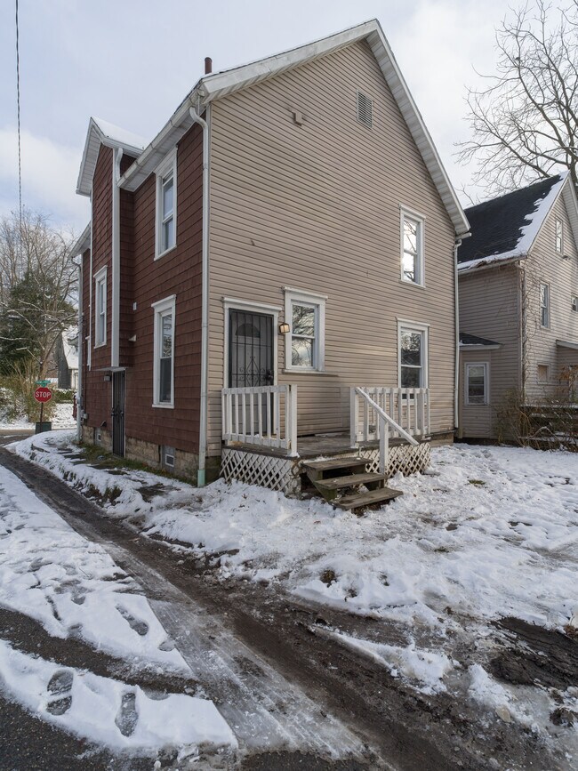 Building Photo - 1303 Rowland Ave NE