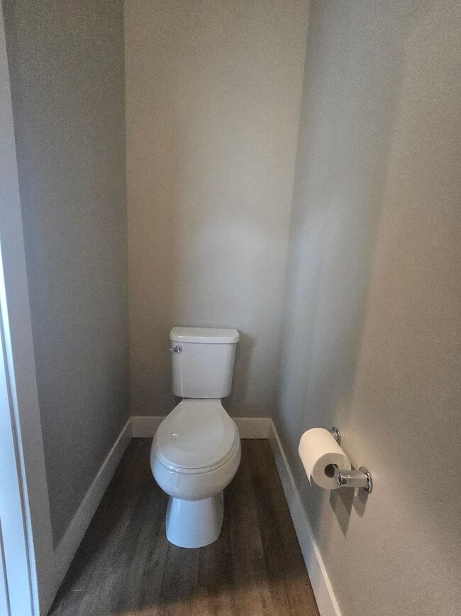 Building Photo - 2 bedroom 2.5 Bathroom Townhome