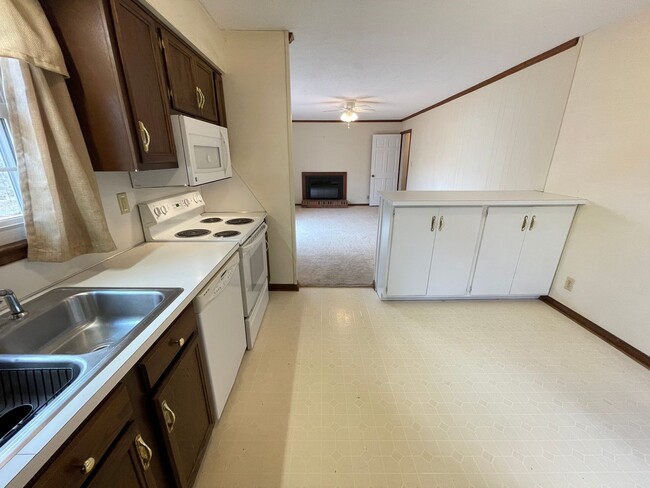 Building Photo - Lovely 3br 2ba home in quiet Chapel Hill neighborhood, walking distance to McDougle Elementary!