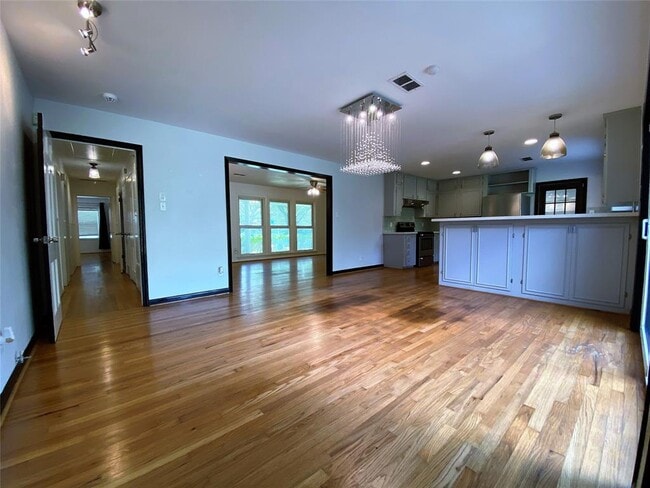 Building Photo - 5242 Beechnut St