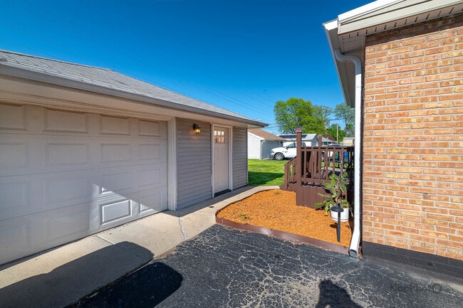 Building Photo - 7828 Suburban Ln
