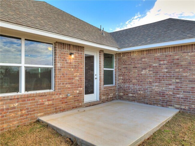 Building Photo - 1270 Lakeview Dr