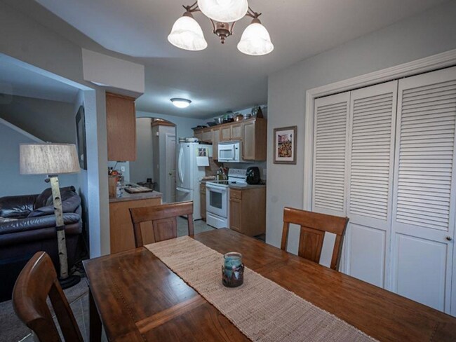 Building Photo - 3 bedroom 3 bath in Shawnee Heights