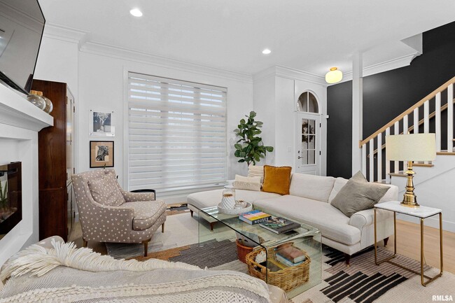 Building Photo - 824 W Moss Ave