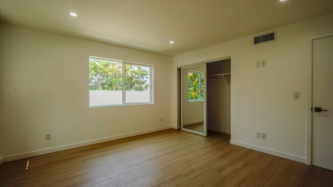 Building Photo - 130 W 59th Pl