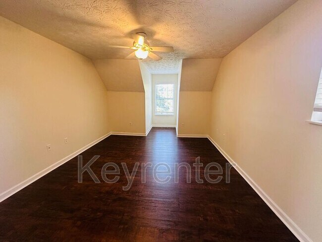 Building Photo - 2207 Crestpark Rd