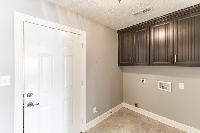 Building Photo - 13384 Hidden Valley Dr