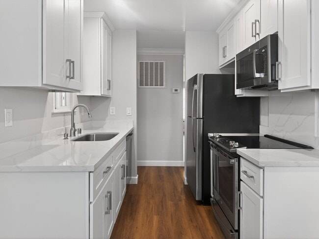 Building Photo - Gorgeous and Completely Remodeled Lower Level Unit with Inside Laundry is Available Now!