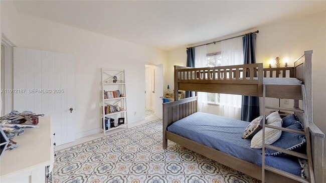 Building Photo - 327 Menores Ave