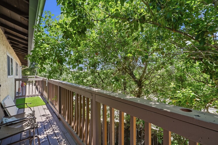 Balcony - 5580 Traffic Way