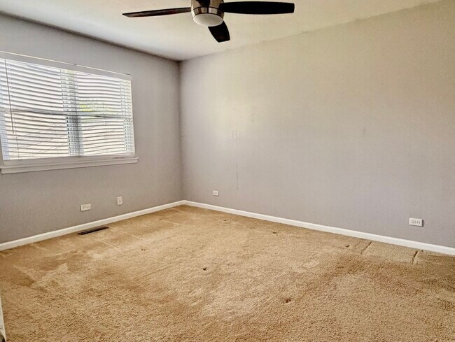 Building Photo - 700 Woodbine Ln