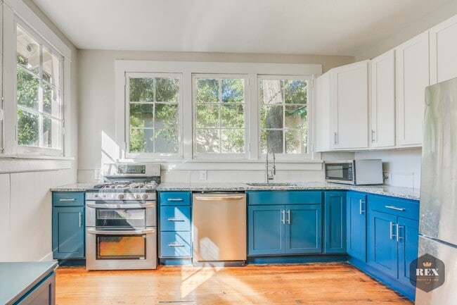 Building Photo - Central Location, Hardwood Floors, Recently Updated