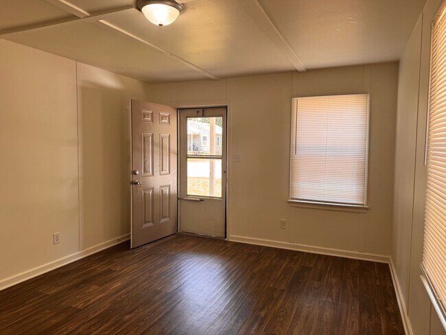 Building Photo - 2 BED, 1 BATH HOME LOCATED IN GREENSBORO