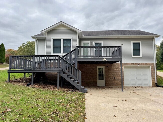 Building Photo - Sango! 3 Bed/2.5 Bath with unfinished base...